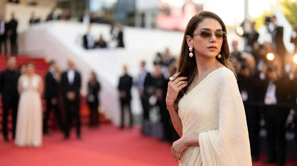 क्या आप जानते हैं कि इस सीजन में हल्के रंगों का फैशन क्यों है ट्रेंड में?