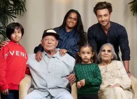 सलीम खान के 90वें जन्मदिन पर अर्पिता का भावुक संदेश: 'आप हैं हमारी गैलेक्सी'