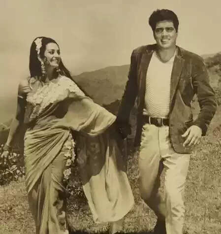 सायरा बानो ने धर्मेंद्र को याद करते हुए दिलीप कुमार का 'धरम' बताया