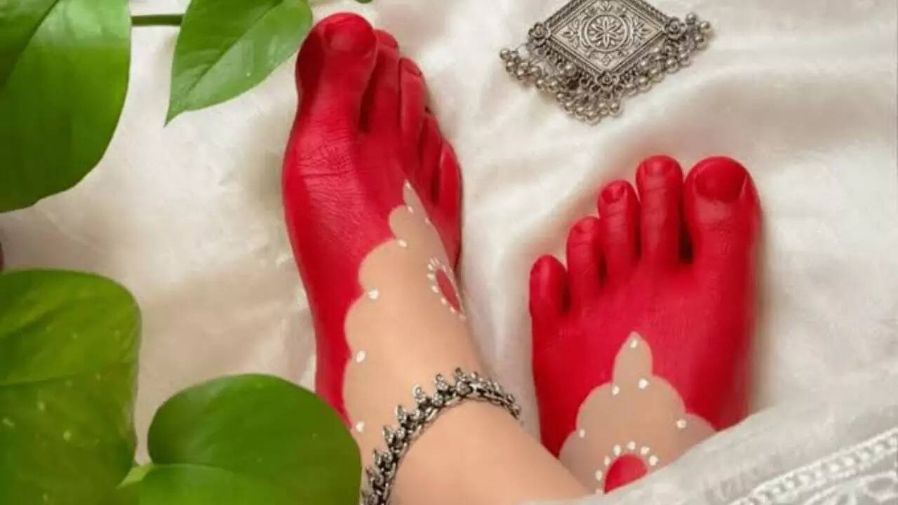 करवाचौथ पर पैरों को सजाने के लिए आलता के 8 अनोखे डिज़ाइन