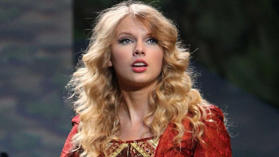 टेलर स्विफ्ट ने 'लव स्टोरी' के पीछे की कहानी साझा की