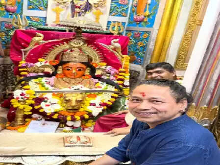 कैलाश खेर ने मां अंबा देवी के दर पर झुका सिर, फैंस ने किया जयकारा!