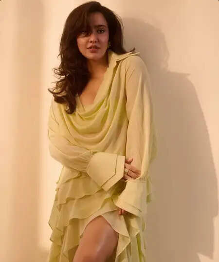 नेहा शर्मा का मजेदार मेकअप कमेंट: क्या वो अकेली हैं जो मेकअप में खराब लगती हैं?