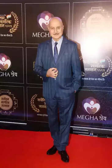 अनुपम खेर ने 550वीं फिल्म की शूटिंग शुरू की, जानें उनके सफर की कहानी!