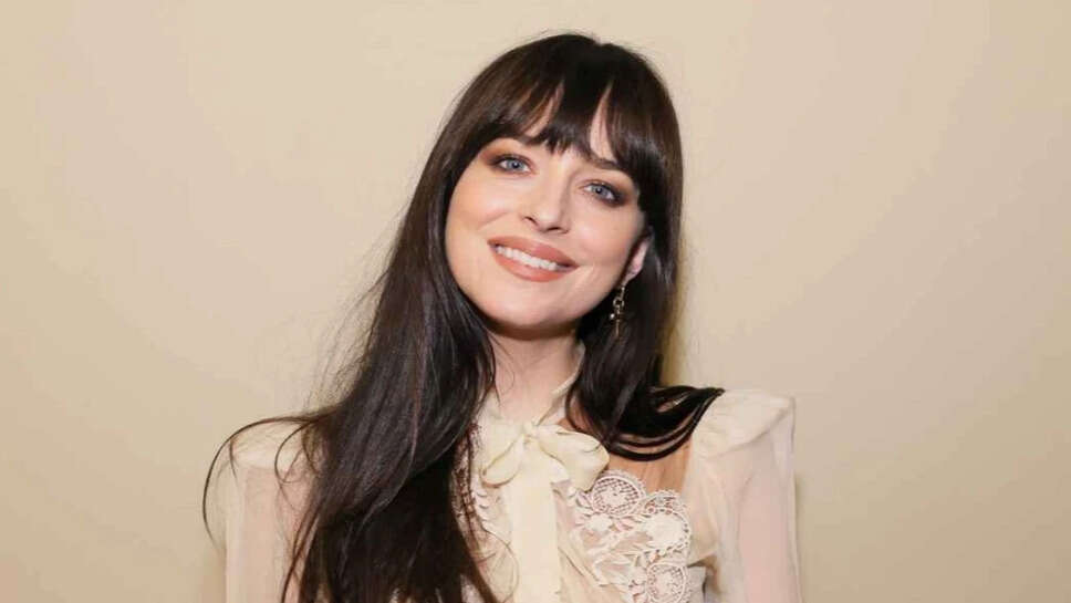 Dakota Johnson और Role Model के बीच बढ़ती नज़दीकियाँ, डेटिंग की अफवाहें तेज़