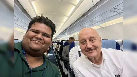 अनुपम खेर की गोवा से मुंबई की उड़ान पर मिली एक अद्भुत सीख!