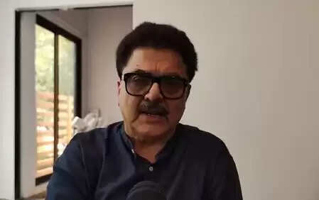 क्या एयरलाइंस की गड़बड़ी बन गई है इंसानी त्रासदी? अशोक पंडित और अन्य सितारों का गुस्सा!