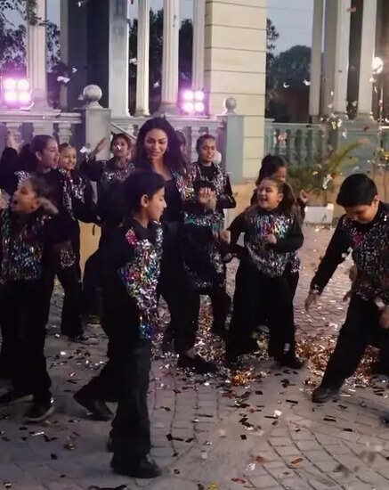 क्या है नीरू बाजवा की नई फिल्म 'जवाक' का जादू? जानें मजेदार बीटीएस वीडियो के बारे में!