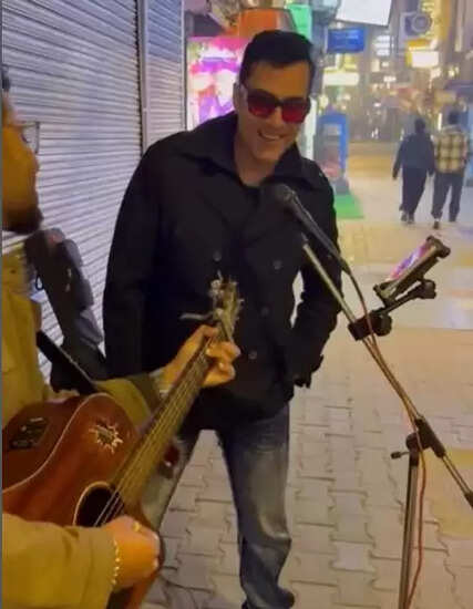 सुधांशु पांडेय का अनोखा अनुभव: सड़क पर गाकर मनाया पहला मौका!