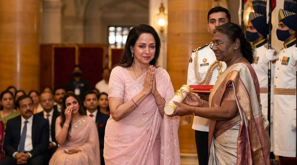 दिल्ली में पद्म पुरस्कार समारोह: हेमा मालिनी ने पति धर्मेंद्र का पद्म विभूषण सम्मान ग्रहण किया