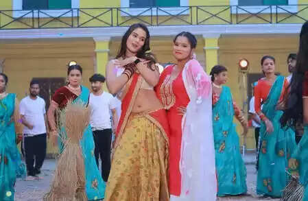 खुशी कक्कर का नया गाना 'बेलनमा से पातर बा' बना चर्चा का विषय, जानें क्यों?