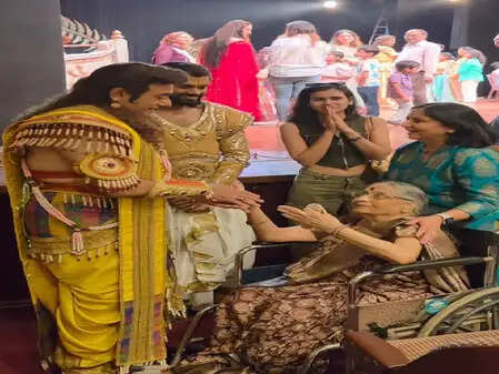 नीतीश भारद्वाज का जादू: बुजुर्ग महिला ने कहा, 'आप हैं श्री कृष्ण का अवतार!'