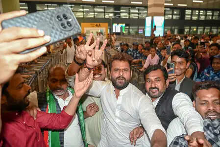 खेसारी लाल यादव के कार्यक्रम में मची भगदड़: जानें क्या हुआ मुजफ्फरपुर में?