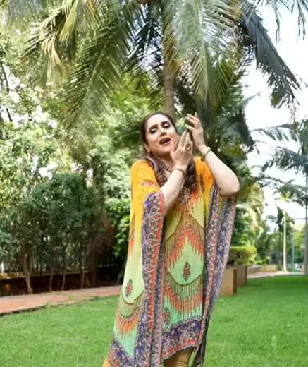 क्या आप जानते हैं मीनाक्षी शेषाद्रि का खास तोहफा इस क्रिसमस पर?