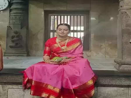 कंगना रनौत ने बाबा बैद्यनाथ के दर पर जाकर मांगा आशीर्वाद, नए साल की शुभकामनाएं दीं