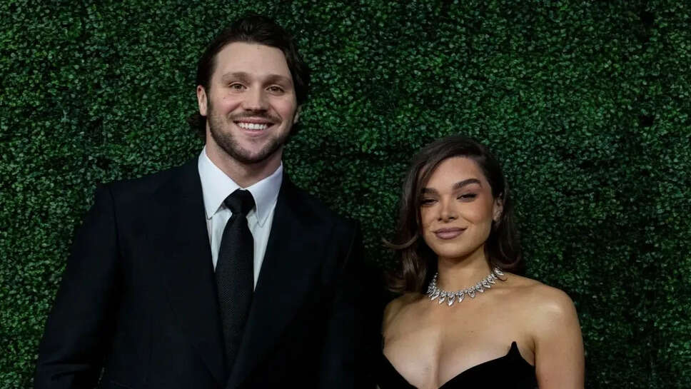 Hailee Steinfeld की प्रेग्नेंसी की खुशखबरी और बेबी बंप की झलक