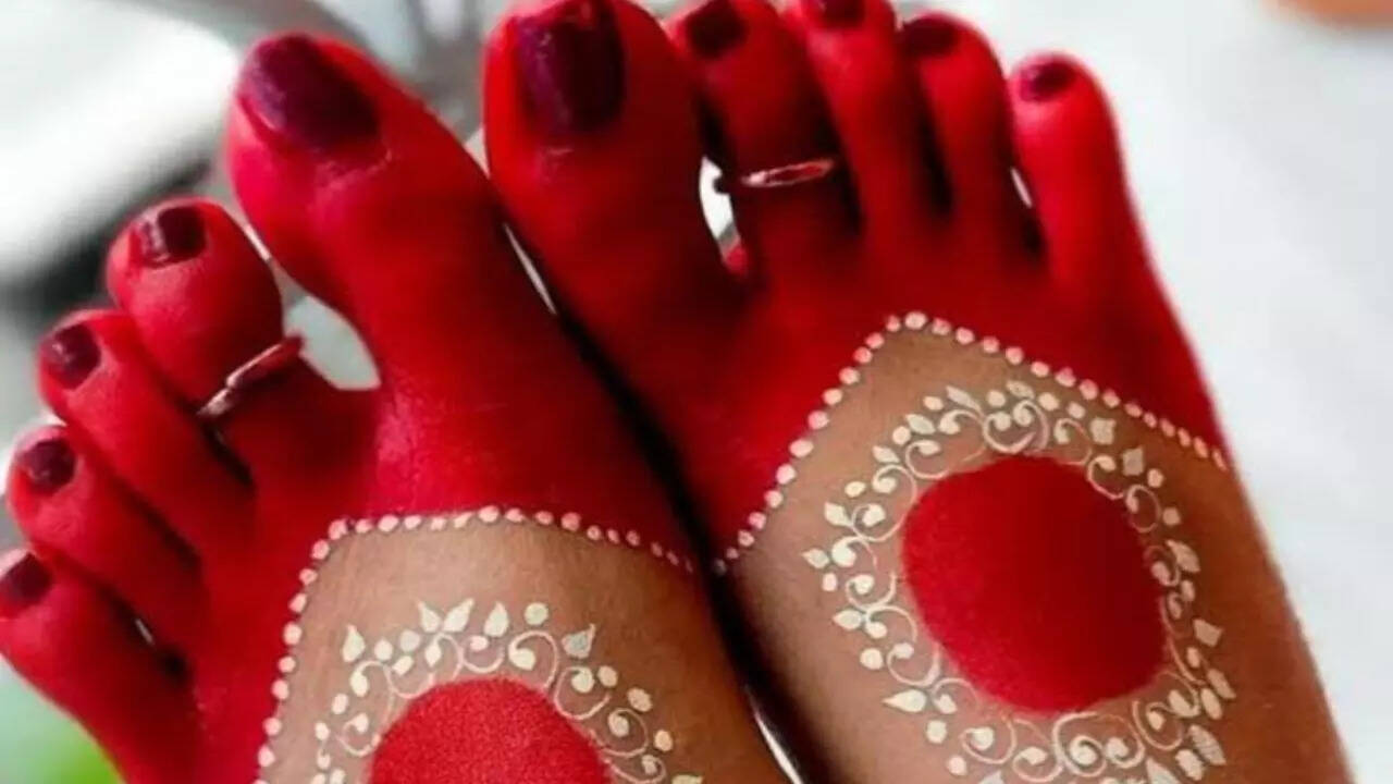 करवाचौथ पर पैरों को सजाने के लिए आलता के 8 अनोखे डिज़ाइन