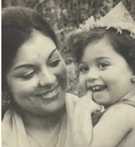 करण जौहर ने मां हीरू जौहर के जन्मदिन पर दिल छू लेने वाला पोस्ट किया साझा