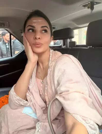 जैकलीन फर्नांडीज की वाराणसी यात्रा: स्वादिष्ट चाट और खूबसूरत यादें!