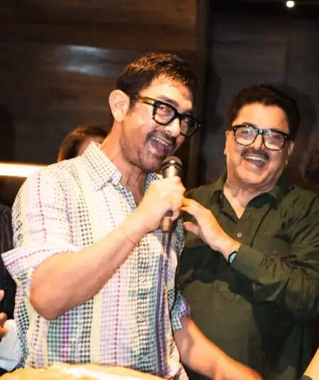 आमिर खान ने मनाया पुरानी यादों का जश्न, गाया 'पापा कहते हैं'!