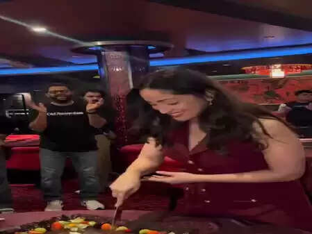 यामी गौतम ने अपने 37वें जन्मदिन पर मनाया खास जश्न, देखें वीडियो!