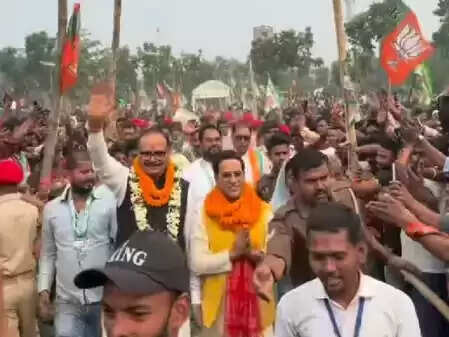 क्या निरहुआ और खेसारी की जुबानी जंग में धर्म का मुद्दा बन गया है?