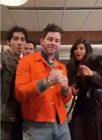 प्रियंका चोपड़ा और निक जोनास का धमाकेदार डांस, 'आप जैसा कोई' पर मचाई धूम!