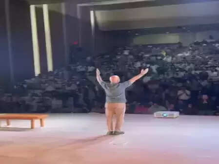 अनुपम खेर का जादू: बेंगलुरु में दर्शकों ने किया जोरदार स्वागत!