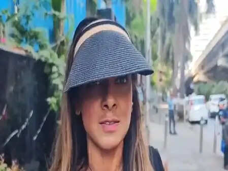 आशा भोसले के निधन से फैंस में शोक की लहर, यूके से आए प्रशंसकों की भावनाएं