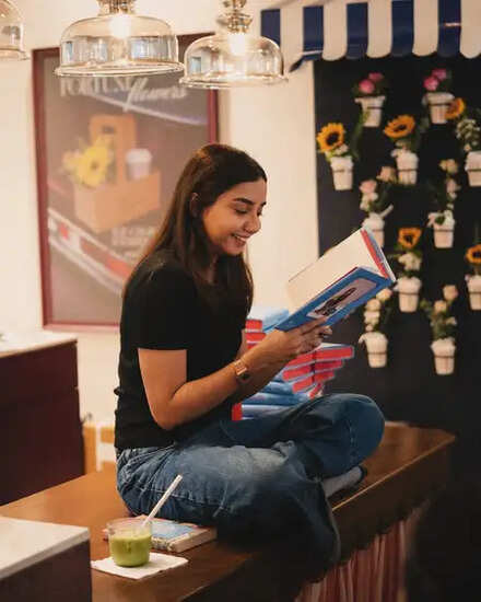 क्या आप जानते हैं प्राजक्ता कोली की नई किताब के बारे में? जानें उनके खास पल!