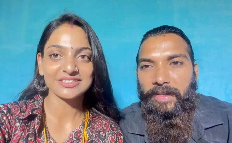 महाकुंभ वायरल गर्ल मोनालिसा की जान को खतरा: पति के साथ मिल रही धमकियाँ