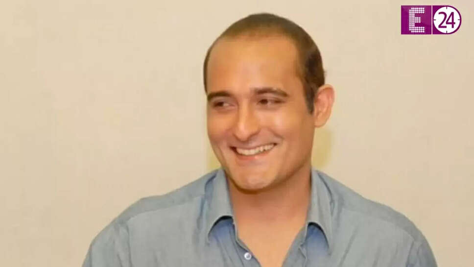 अक्षय खन्ना की विवादास्पद छवि: सेक्शन 375 के लेखक के खुलासे