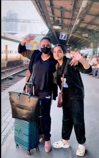 भोजपुरी क्वीन रानी चटर्जी का नया वीडियो: 'रेलिया बैरन' गाने पर परिवार संग ट्रेन यात्रा!