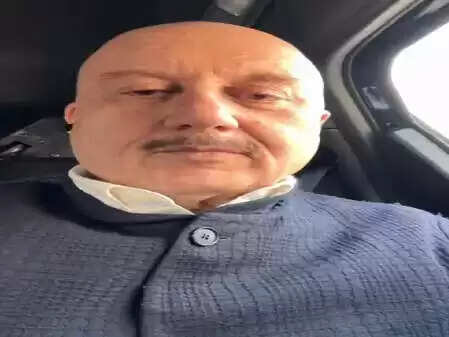 अनुपम खेर का वाराणसी दौरा: पीएम मोदी की स्वच्छता पर की तारीफ!