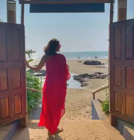 लीसा रे ने 50 की उम्र में बीच पर आत्म-स्वीकृति का नया अर्थ दिया!