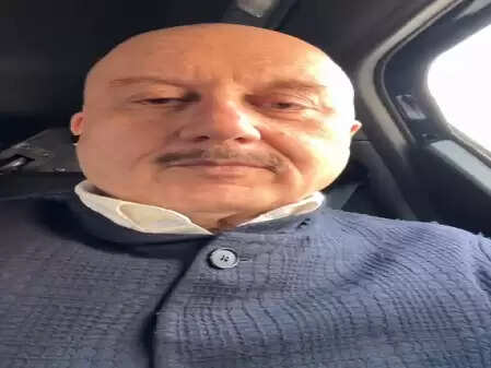 अनुपम खेर का वाराणसी में अद्भुत सफर: मंदिरों से लेकर रेलवे स्टेशन की सफाई तक!