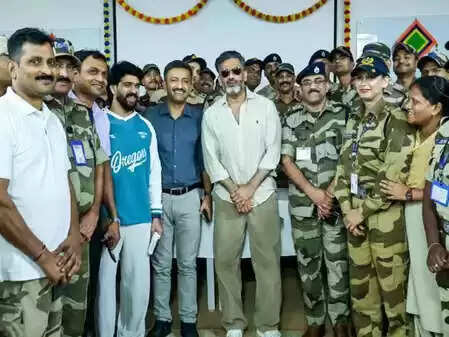 सुनील शेट्टी ने सीआईएसएफ जवानों के साथ साझा किए अनुभव, दशहरा पर दी शुभकामनाएं