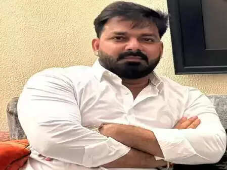 पवन सिंह का खेसारी लाल यादव पर तीखा हमला: 'तुमने 500 जिंदगियां बर्बाद की हैं'