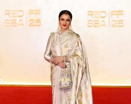 रेखा का फैशन: सदाबहार स्टाइल की मिसाल, मनीष मल्होत्रा ने की तारीफ!