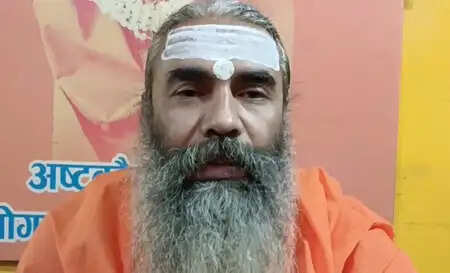 क्या है 'केडी: द डेविल' के गाने 'सरके चुनर तेरी' का विवाद? जानें डॉ. योगानंद गिरि की चेतावनी