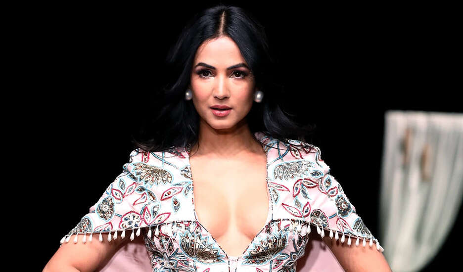 दुबई में सोनल चौहान की सुरक्षा पर चिंता, ईरान पर हमले के बाद हालात बिगड़े