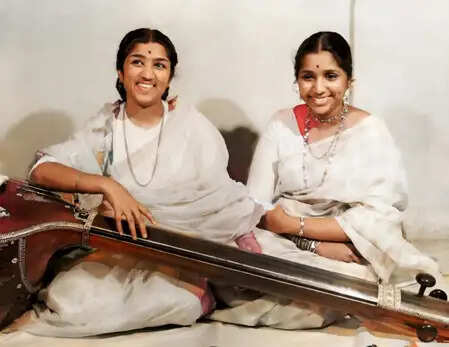 आशा भोसले का दिल छू लेने वाला वीडियो: लता मंगेशकर के साथ गाए गए गानों की यादें!