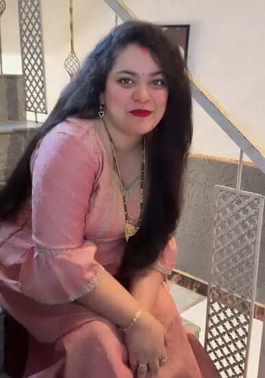 क्या है निधि झा और यश कुमार की प्रेम कहानी? जानिए उनके वायरल वीडियो के पीछे की सच्चाई!