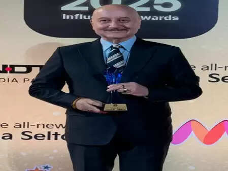 अनुपम खेर को मिला बेस्ट राइटर का पुरस्कार, जानें उनकी किताबों की खासियत!