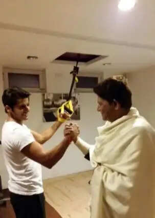 करणवीर बोहरा ने पिता की याद में लिखा भावुक नोट, होली पर साझा की यादें