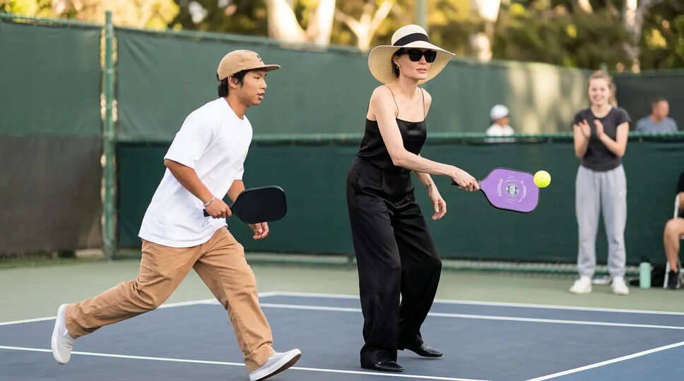 Angelina Jolie ने अपने बेटे के साथ पिकलबॉल चैरिटी इवेंट में बिखेरा जादू!