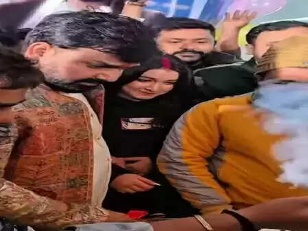 पवन सिंह का जन्मदिन: महिमा के साथ विवादित केक खाने की हरकत ने मचाई हलचल!