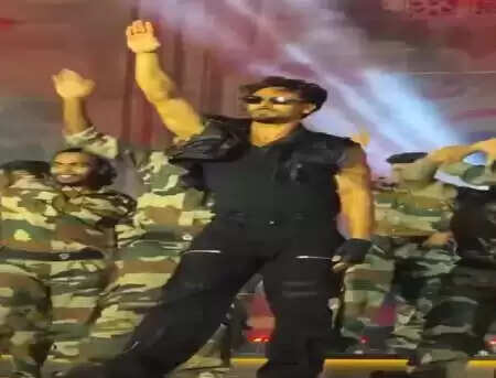 टाइगर श्रॉफ ने दी शहीदों को भावपूर्ण श्रद्धांजलि, डांस परफॉर्मेंस ने जीता दिल!