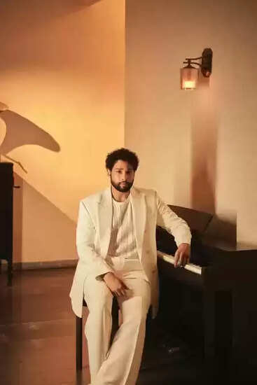 सिद्धांत चतुर्वेदी ने छोटे शहरों के लेखकों की समस्याओं पर उठाई आवाज़, जानें क्या कहा!