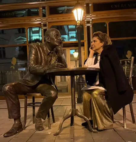 क्या आप जानते हैं ऋतिक रोशन की मां पिंकी रोशन का फिटनेस राज? जानें उनके बियर क्रॉल वर्कआउट के बारे में!